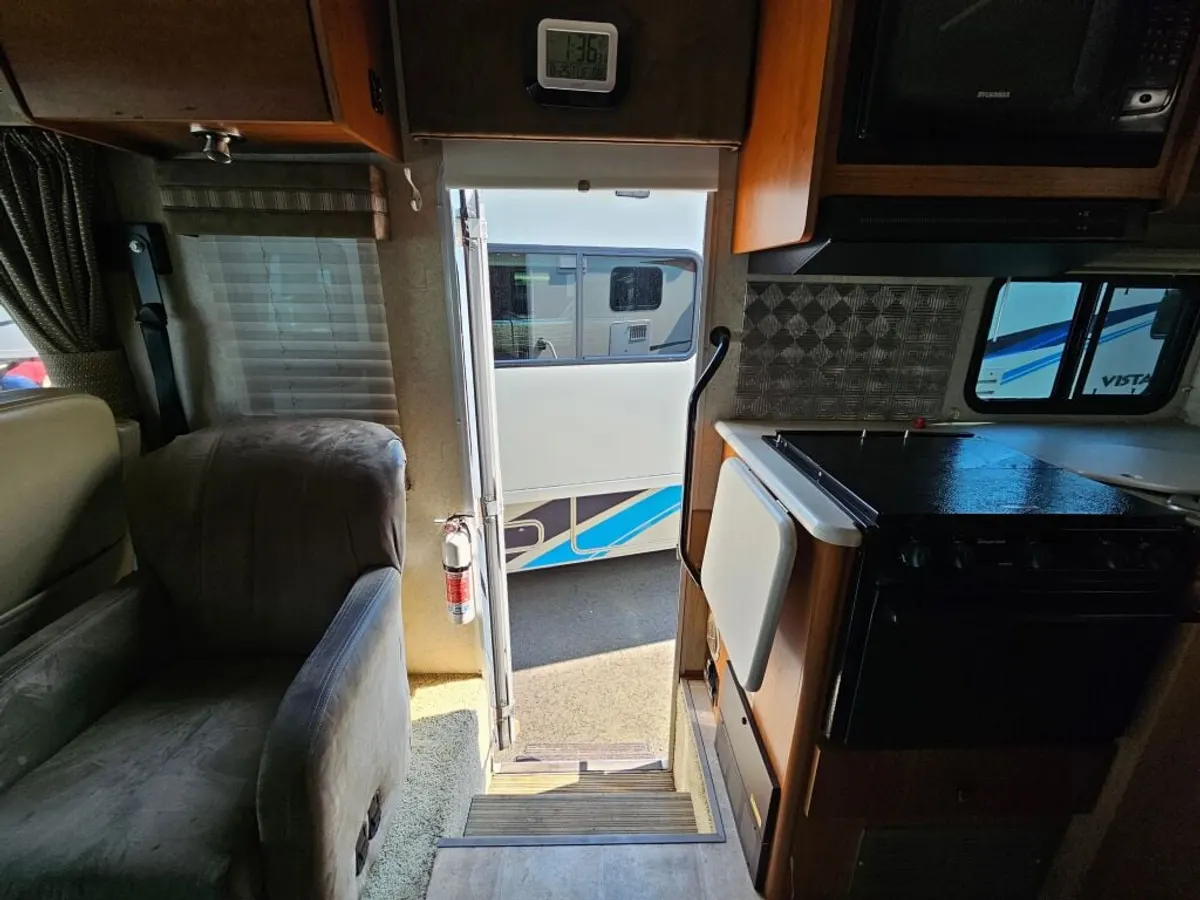 2008 Winnebago Sightseer, photo 9 of 24