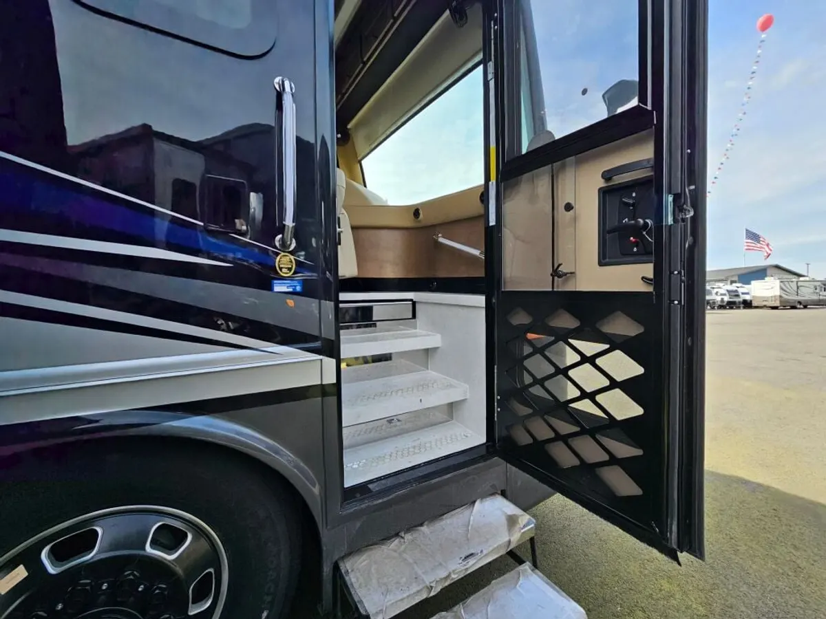 2026 Tiffin Motorhomes Phaeton, photo 7 of 24