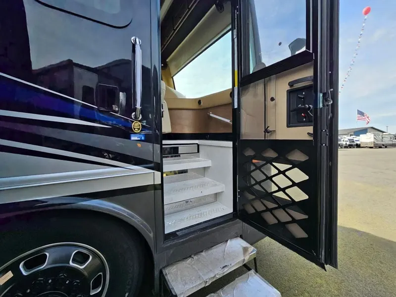 2026 Tiffin Motorhomes Phaeton, photo 7 of 24