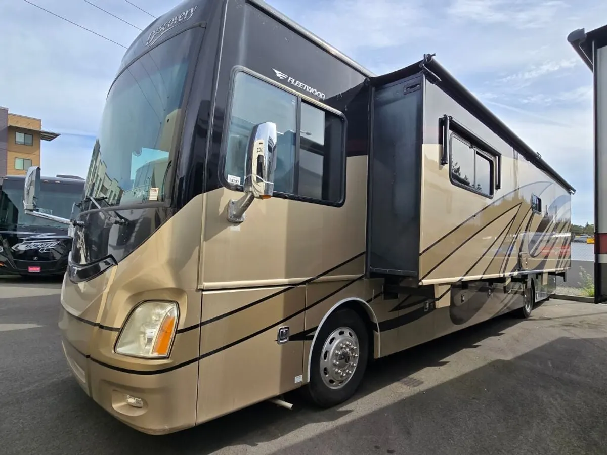 2014 Fleetwood Discovery, photo 2 of 24