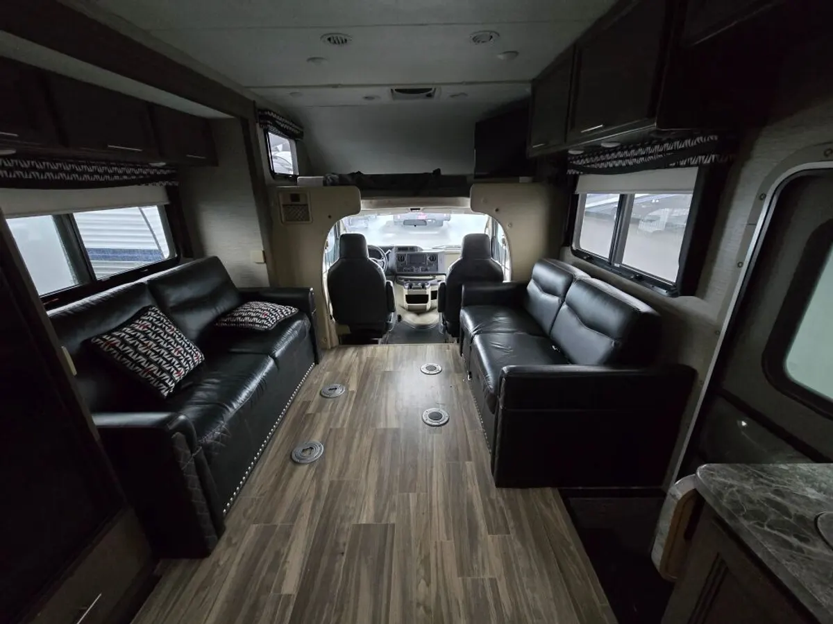 2022 Thor Motor Coach Outlaw, photo 23 of 24