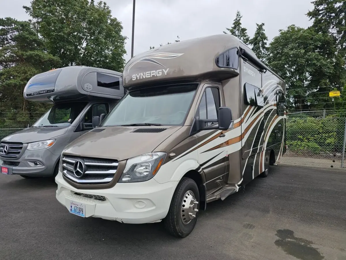 2016 Thor Motor Coach Synergy, photo 3 of 24