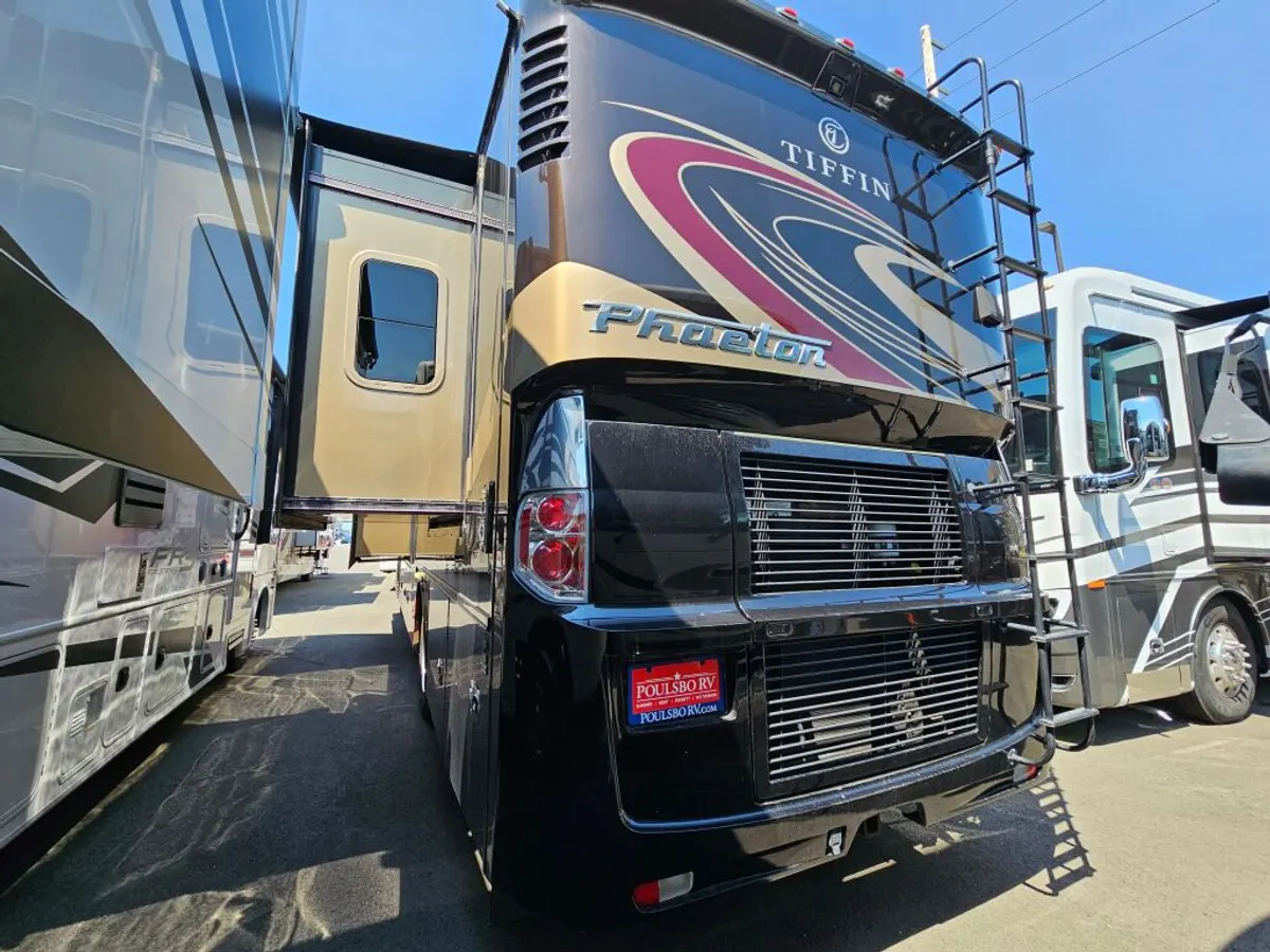 2016 Tiffin Motorhomes Phaeton, photo 4 of 24