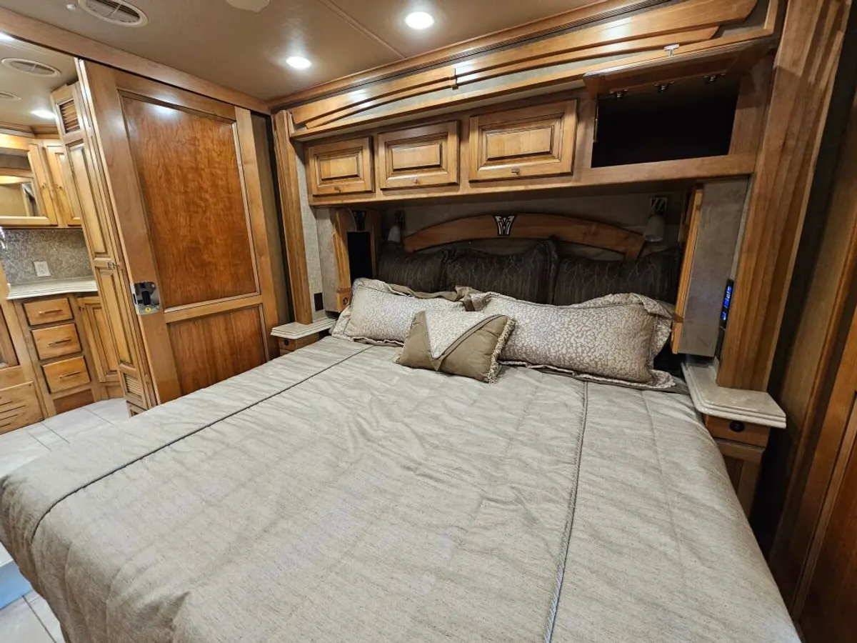 2017 Tiffin Motorhomes Phaeton, photo 22 of 24