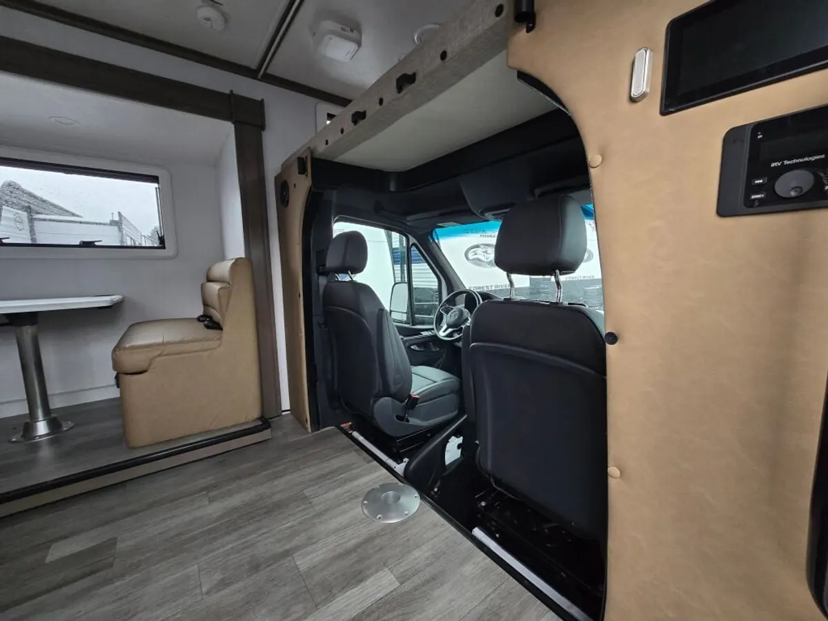 2025 Dynamax Isata 3 Series, photo 10 of 24