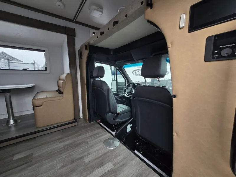 2025 Dynamax Isata 3 Series, photo 10 of 24