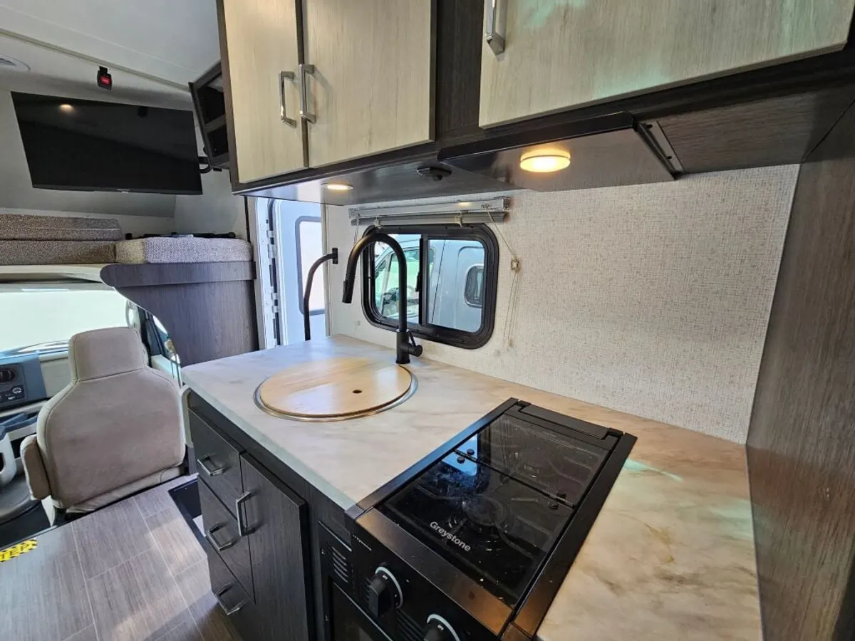 2027 Winnebago Sunflyer, photo 14 of 24