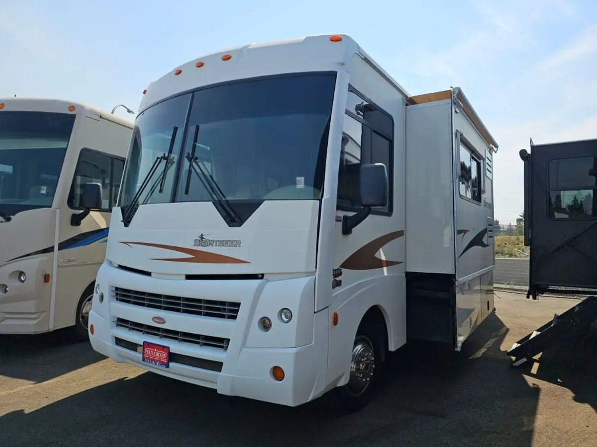 2008 Winnebago Sightseer, photo 3 of 24