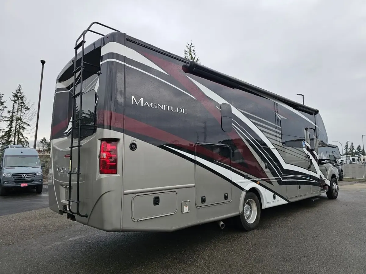 2023 Thor Motor Coach Magnitude 4x4, photo 3 of 24