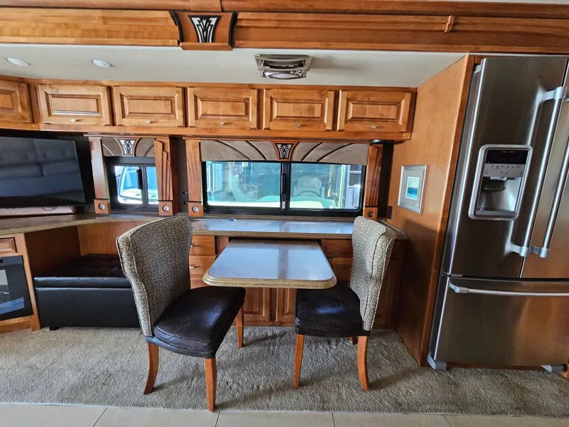 2016 Tiffin Motorhomes Phaeton, photo 15 of 24