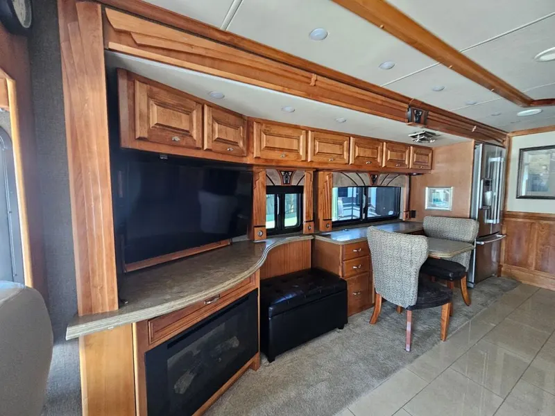 2016 Tiffin Motorhomes Phaeton, photo 13 of 24