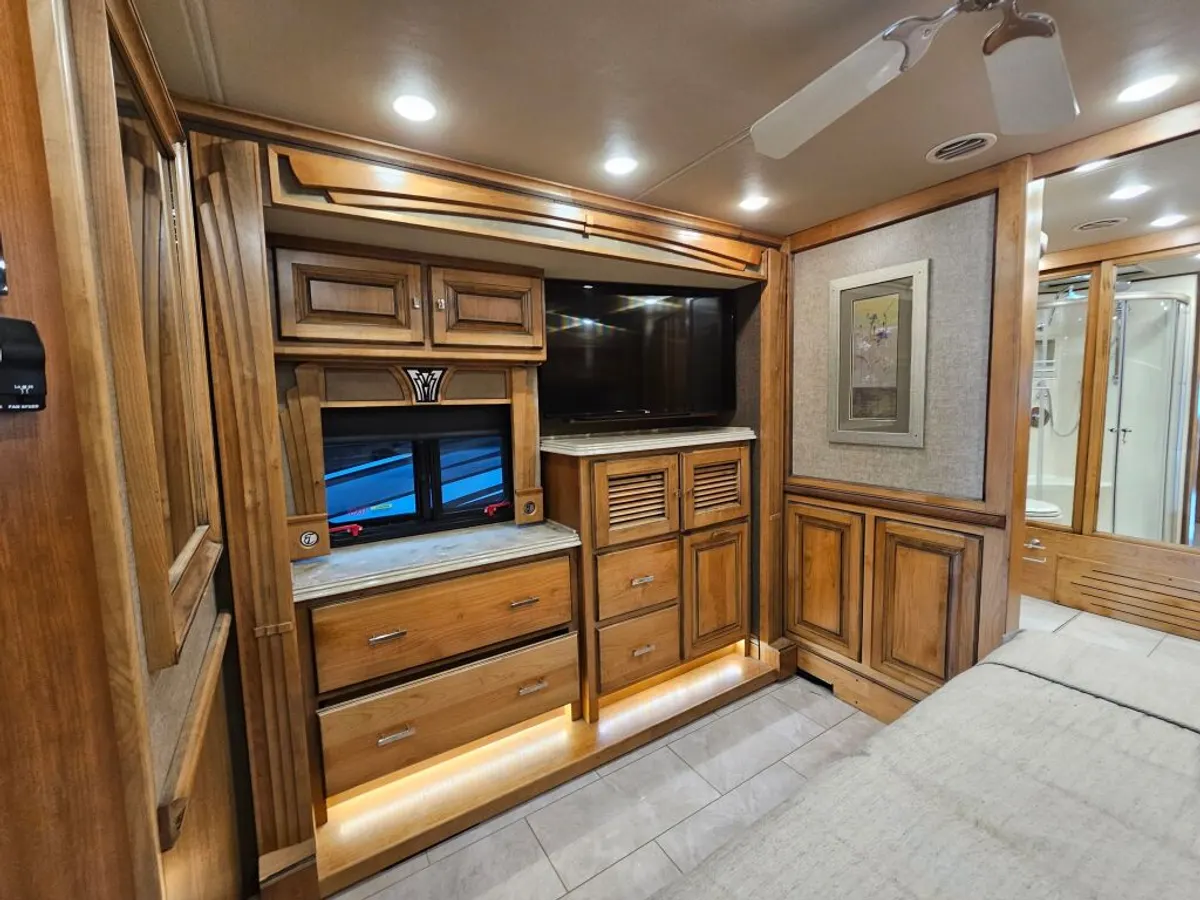 2017 Tiffin Motorhomes Phaeton, photo 23 of 24