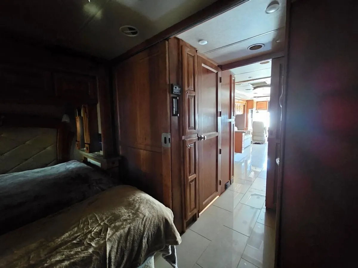 2016 Tiffin Motorhomes Phaeton, photo 22 of 24
