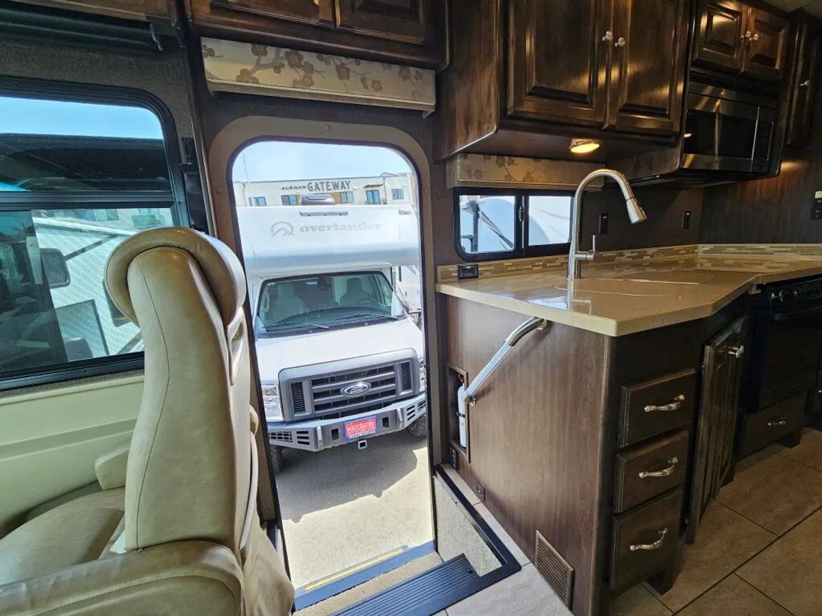 2016 Tiffin Motorhomes Allegro, photo 9 of 24