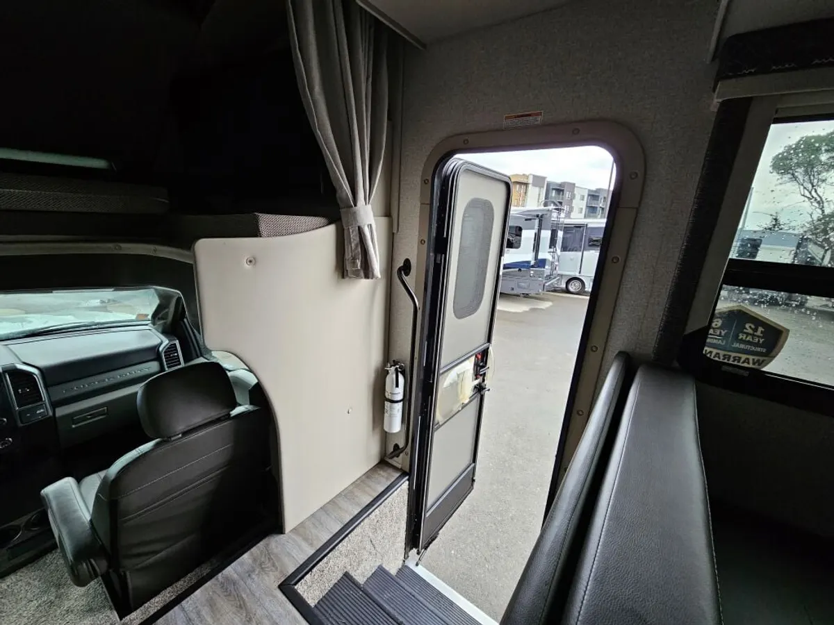 2023 Thor Motor Coach Magnitude 4x4, photo 11 of 24