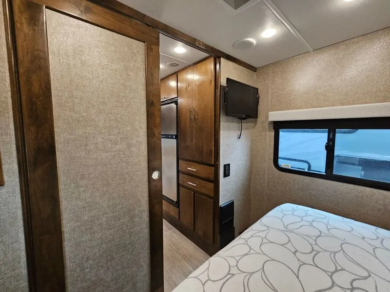 2018 Tiffin Motorhomes Wayfarer, photo 22 of 24