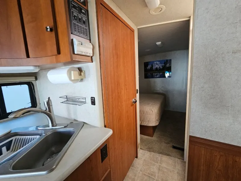 2008 Winnebago Sightseer, photo 22 of 24