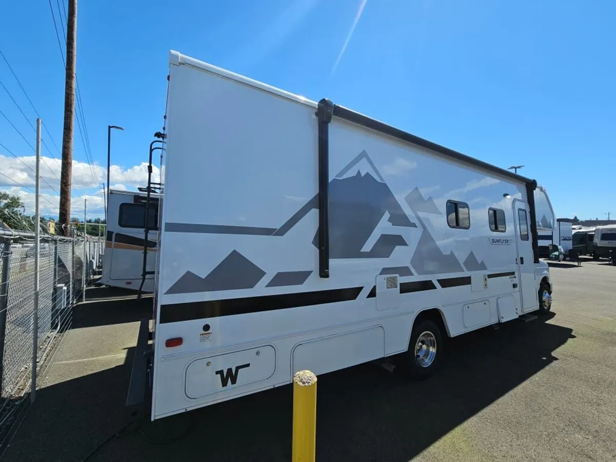 2027 Winnebago Sunflyer, photo 5 of 24