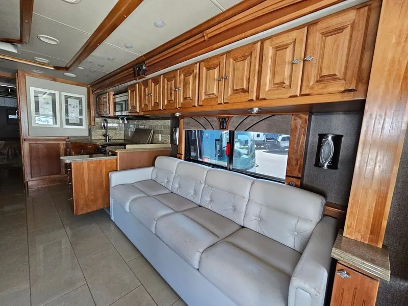 2016 Tiffin Motorhomes Phaeton, photo 12 of 24