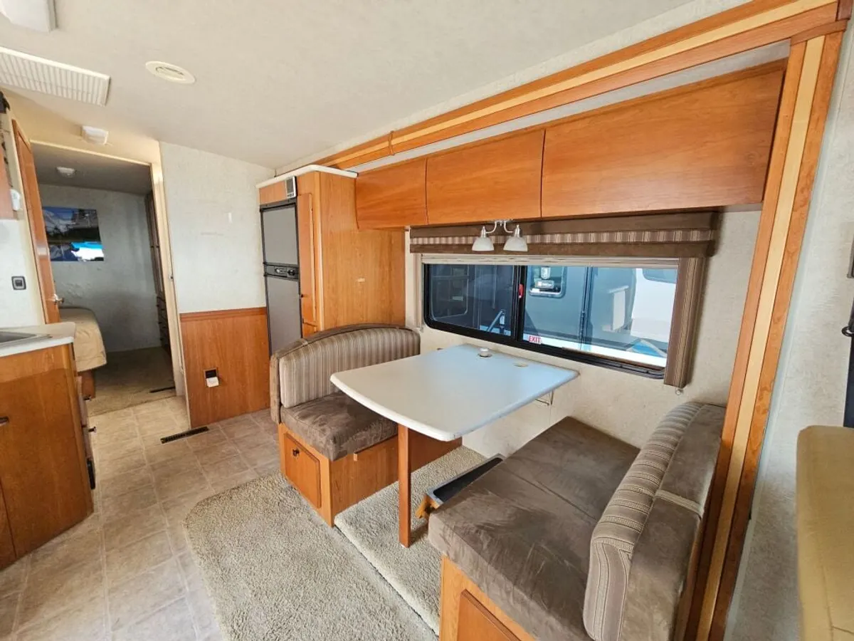 2008 Winnebago Sightseer, photo 12 of 24