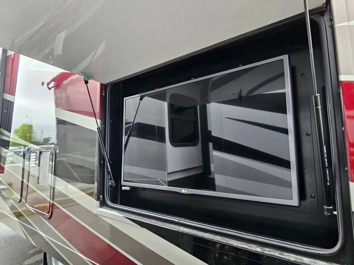 2017 Tiffin Motorhomes Allegro, photo 7 of 24