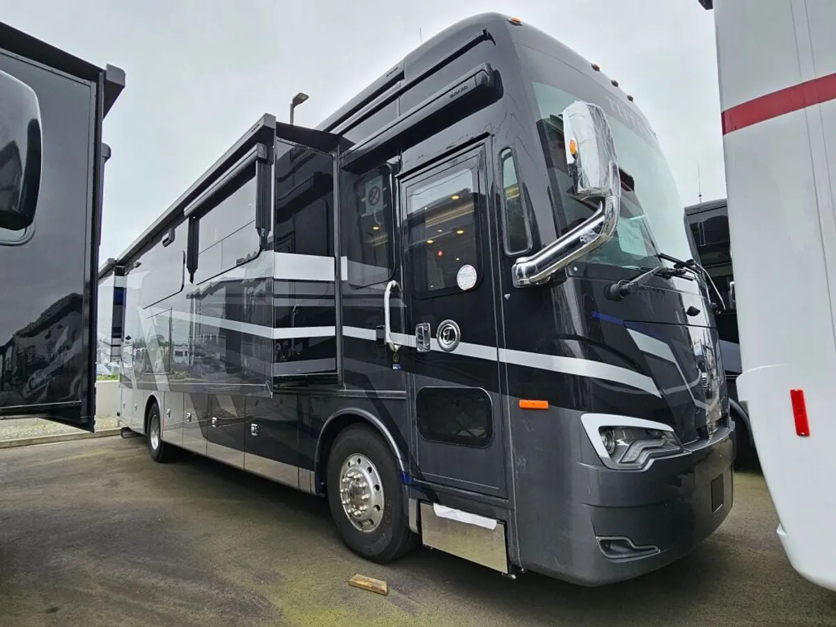 2026 Tiffin Motorhomes Allegro Bus, photo 1 of 24