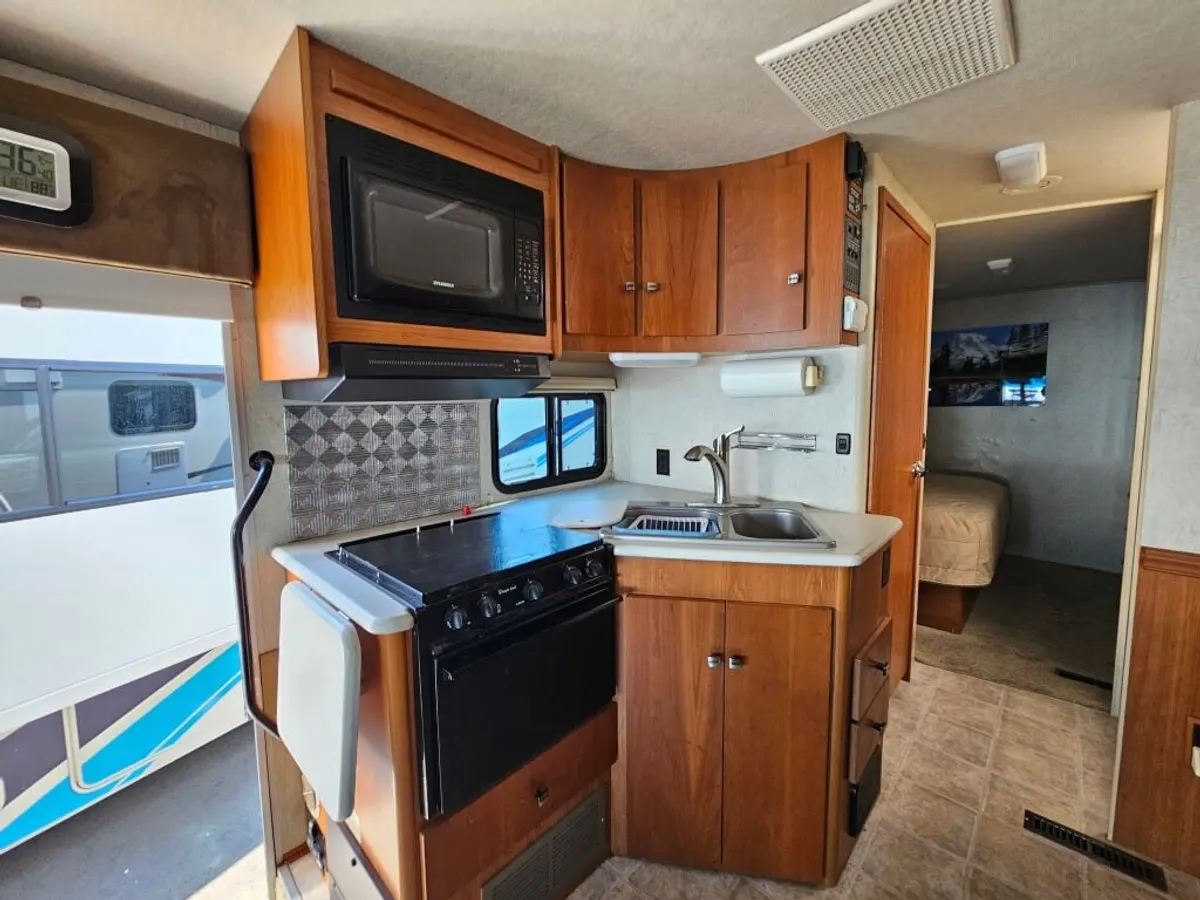 2008 Winnebago Sightseer, photo 13 of 24