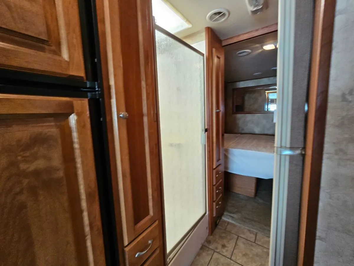 2011 Tiffin Motorhomes Allegro, photo 21 of 24