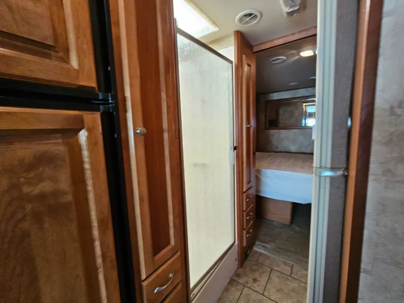 2011 Tiffin Motorhomes Allegro, photo 21 of 24