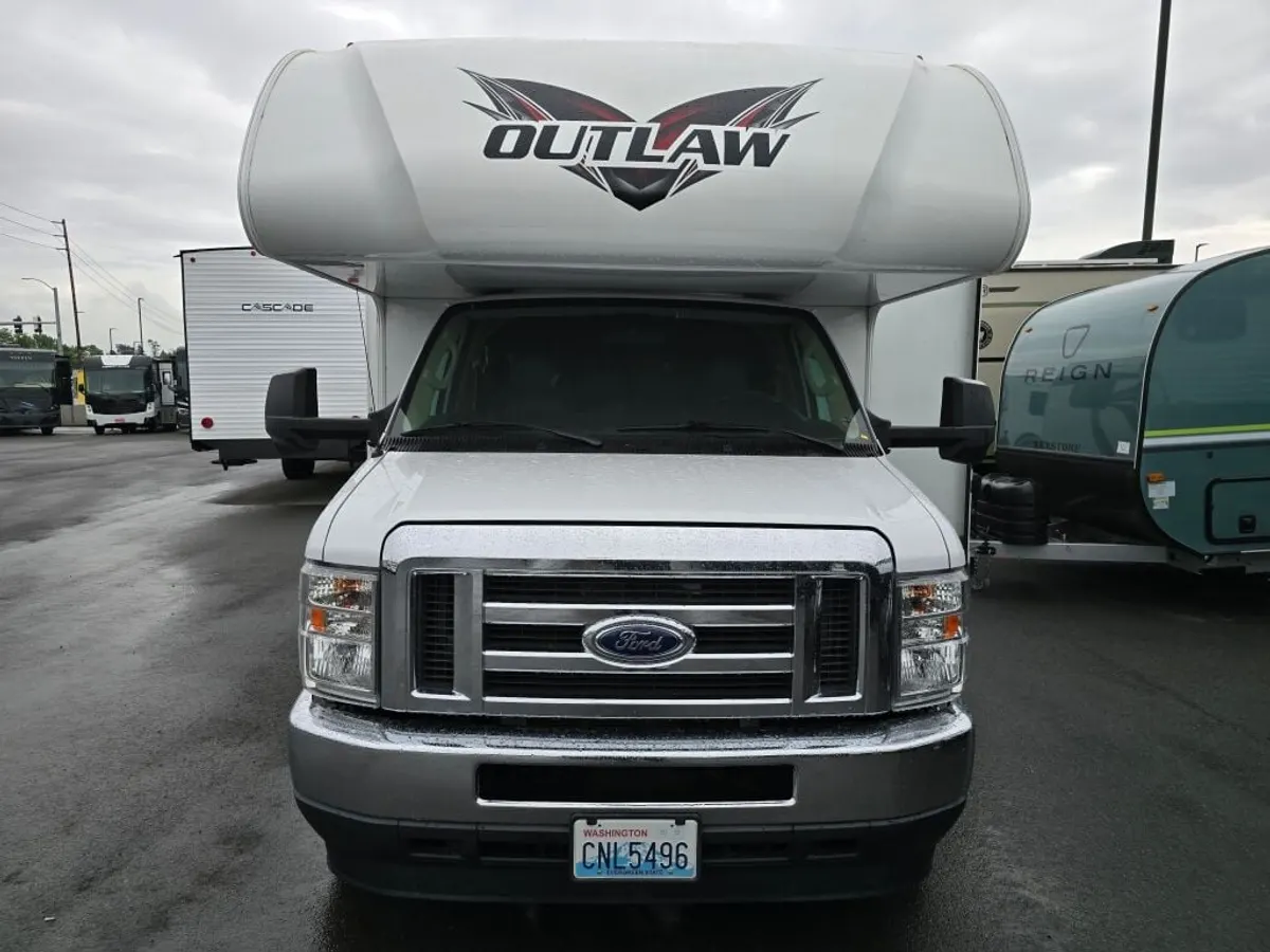 2022 Thor Motor Coach Outlaw, photo 2 of 24