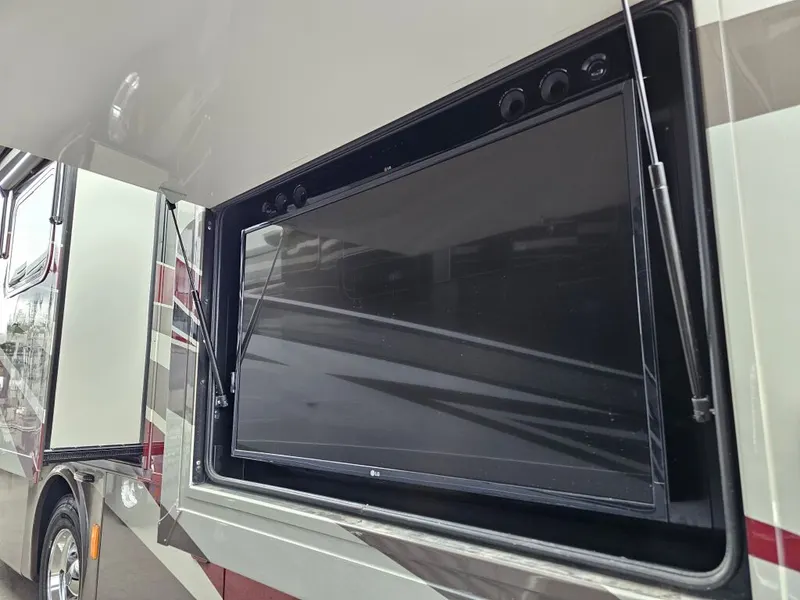 2017 Tiffin Motorhomes Phaeton, photo 8 of 24