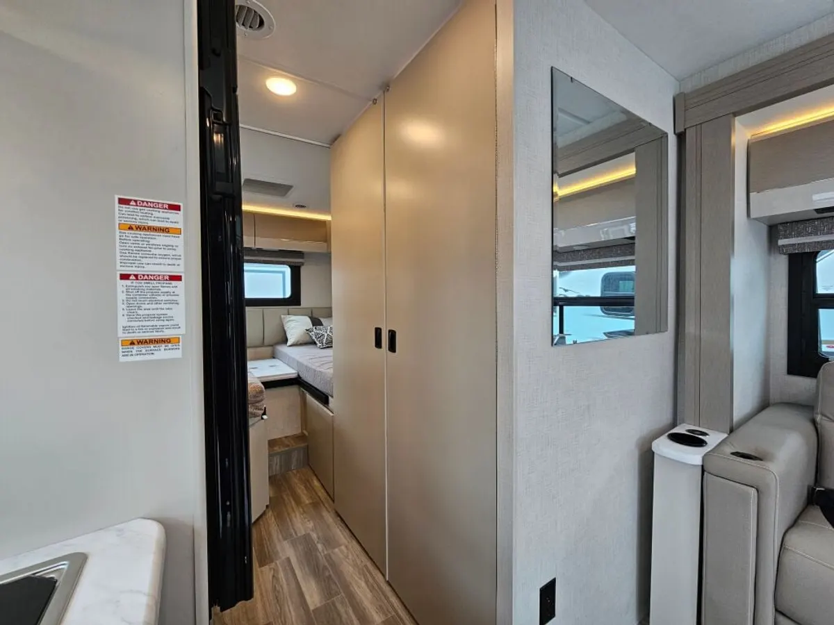 2027 Thor Motor Coach Vegas, photo 20 of 24