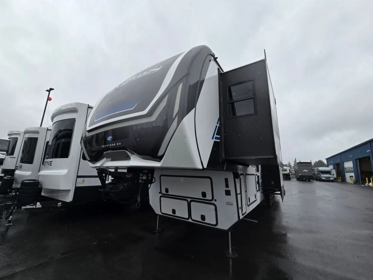 2025 Keystone Fuzion Toy Hauler, photo 1 of 24