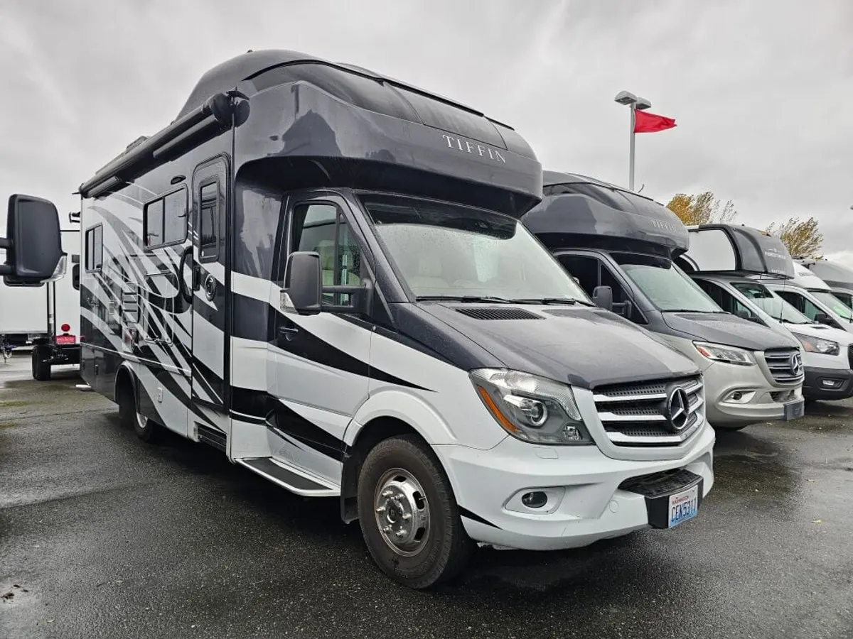 2018 Tiffin Motorhomes Wayfarer, photo 1 of 24