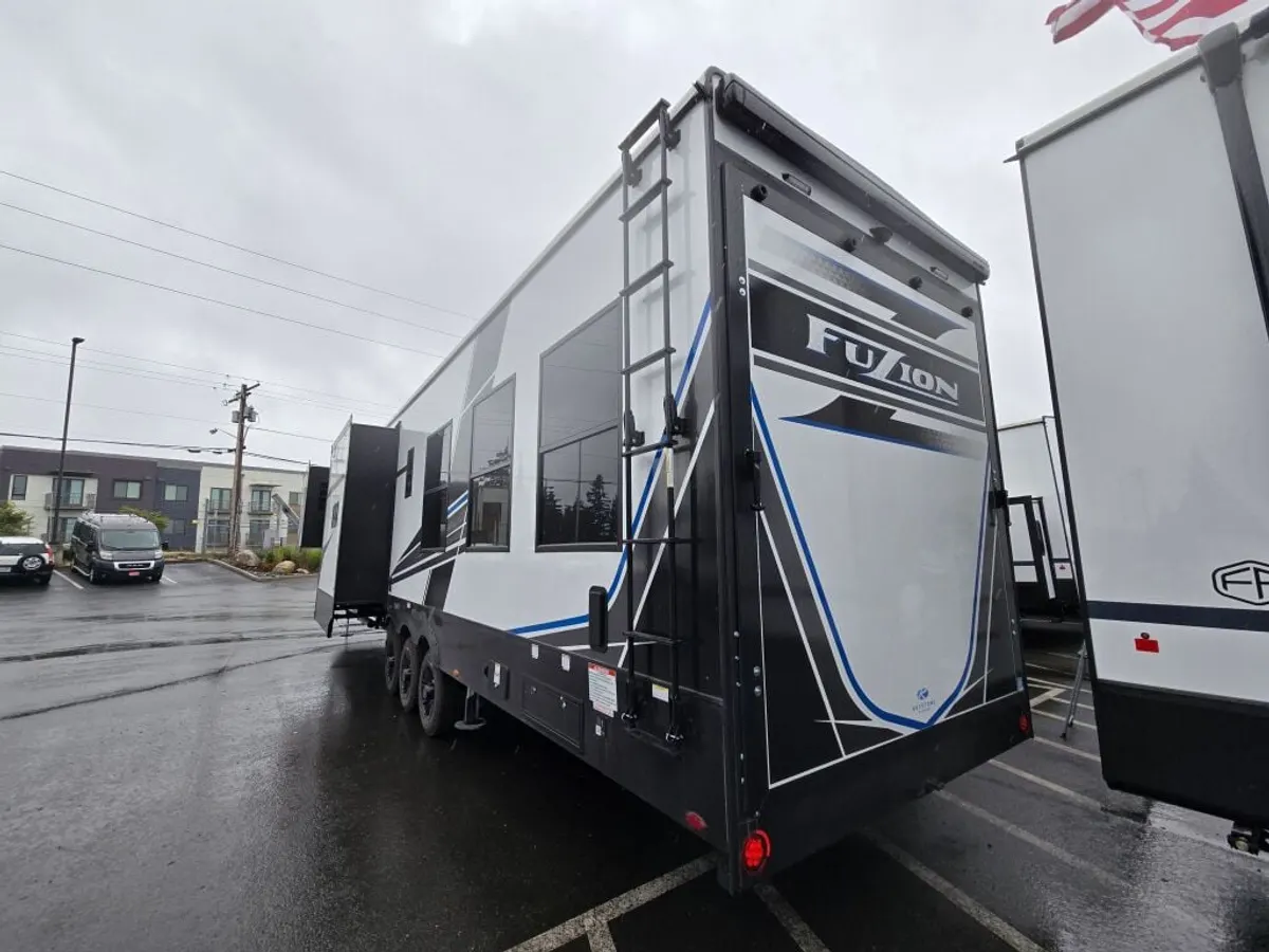 2025 Keystone Fuzion Toy Hauler, photo 5 of 24