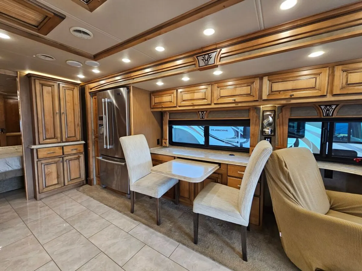 2017 Tiffin Motorhomes Phaeton, photo 16 of 24