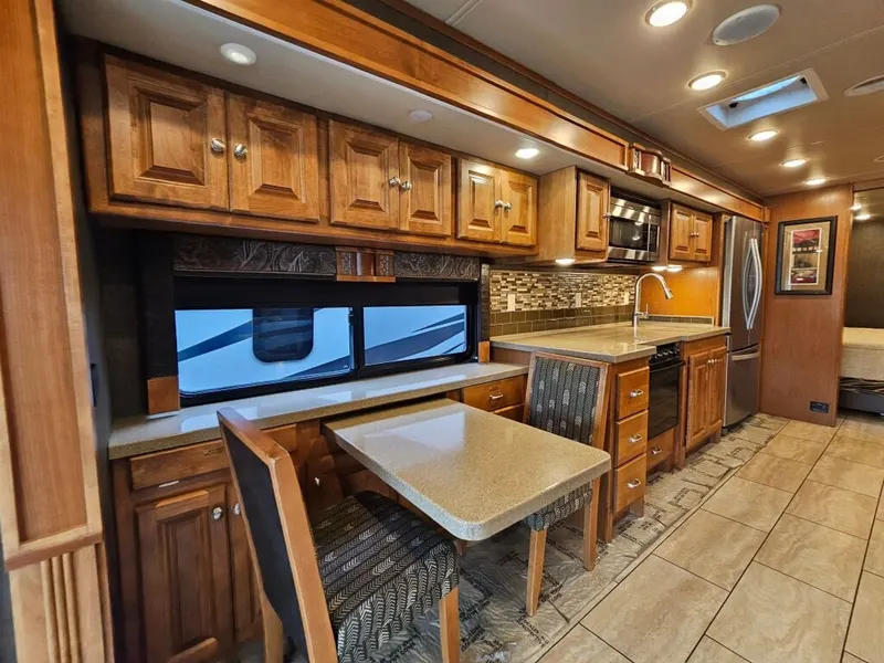 2017 Tiffin Motorhomes Allegro, photo 16 of 24