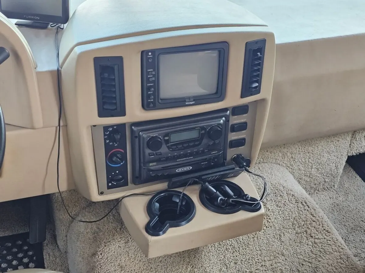 2008 Winnebago Sightseer, photo 21 of 24