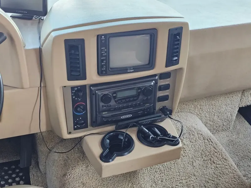 2008 Winnebago Sightseer, photo 21 of 24