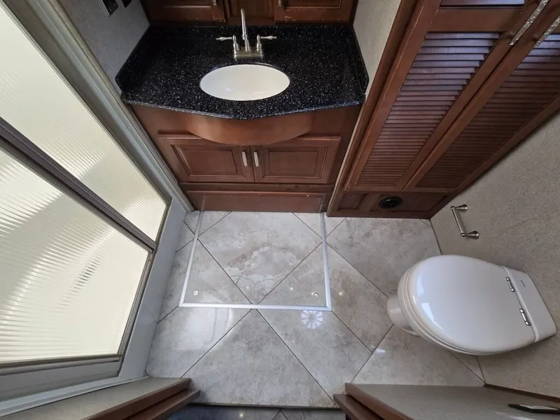2014 Fleetwood Discovery, photo 22 of 24