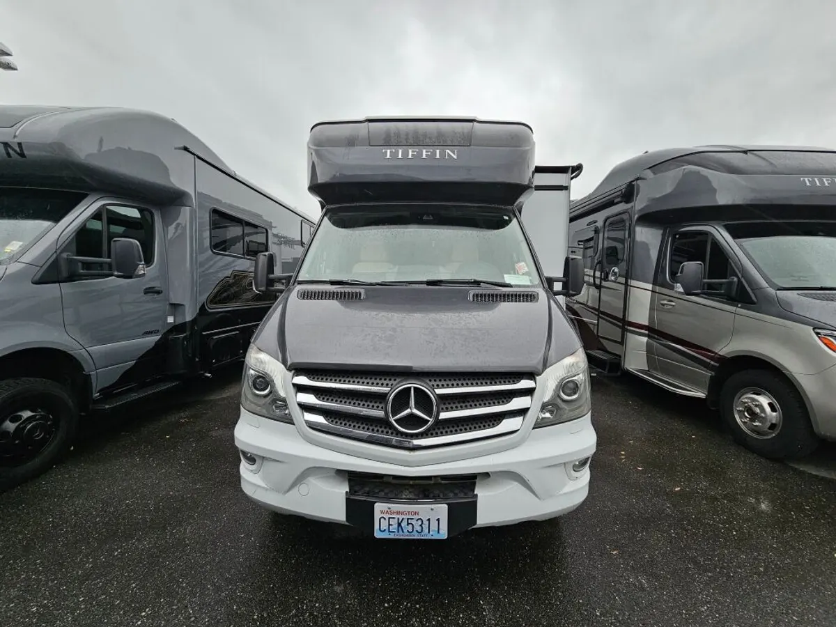 2018 Tiffin Motorhomes Wayfarer, photo 2 of 24