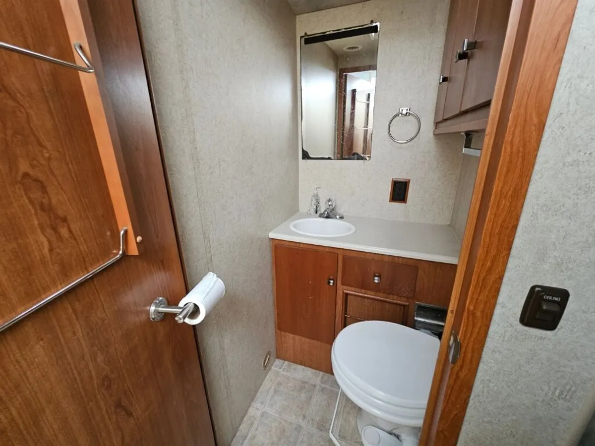 2008 Winnebago Sightseer, photo 23 of 24