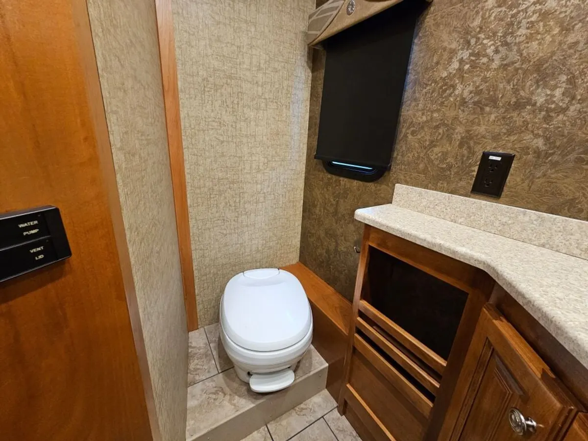 2015 Tiffin Motorhomes Allegro, photo 22 of 24