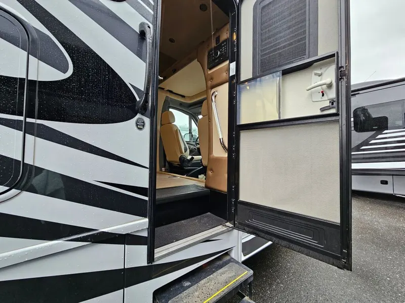 2018 Tiffin Motorhomes Wayfarer, photo 8 of 24