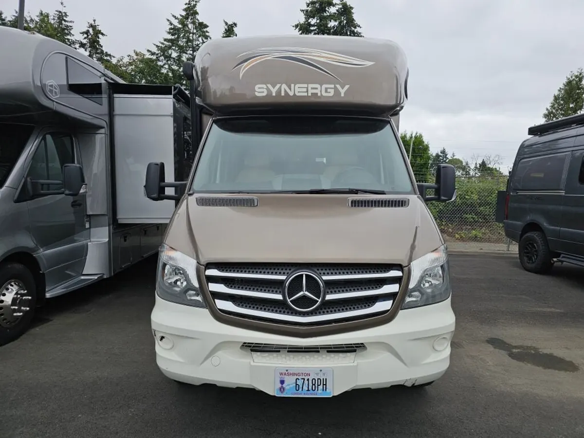 2016 Thor Motor Coach Synergy, photo 2 of 24
