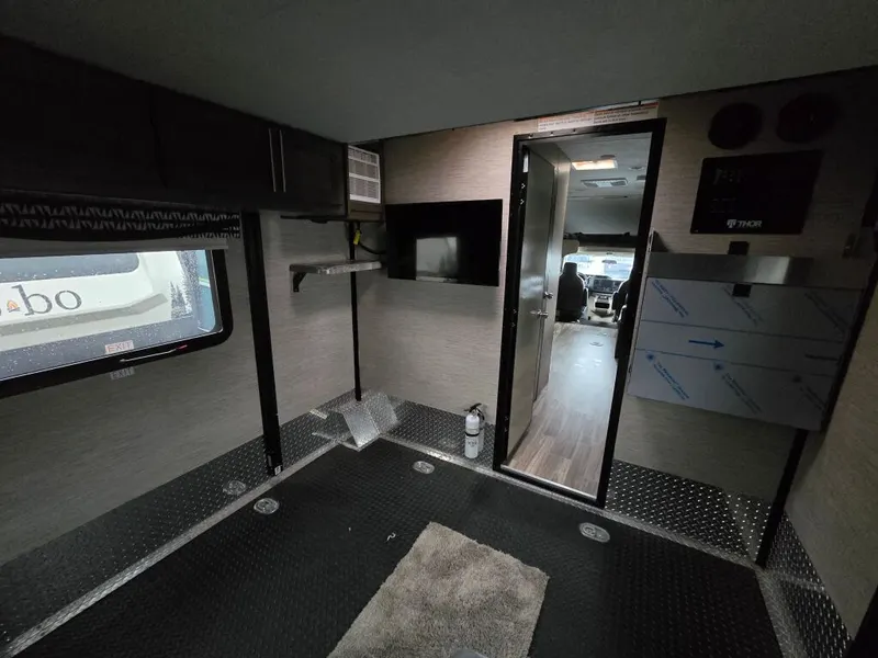 2022 Thor Motor Coach Outlaw, photo 19 of 24