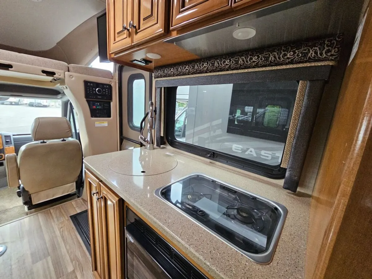 2016 Thor Motor Coach Synergy, photo 13 of 24