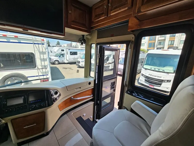 2016 Tiffin Motorhomes Phaeton, photo 8 of 24