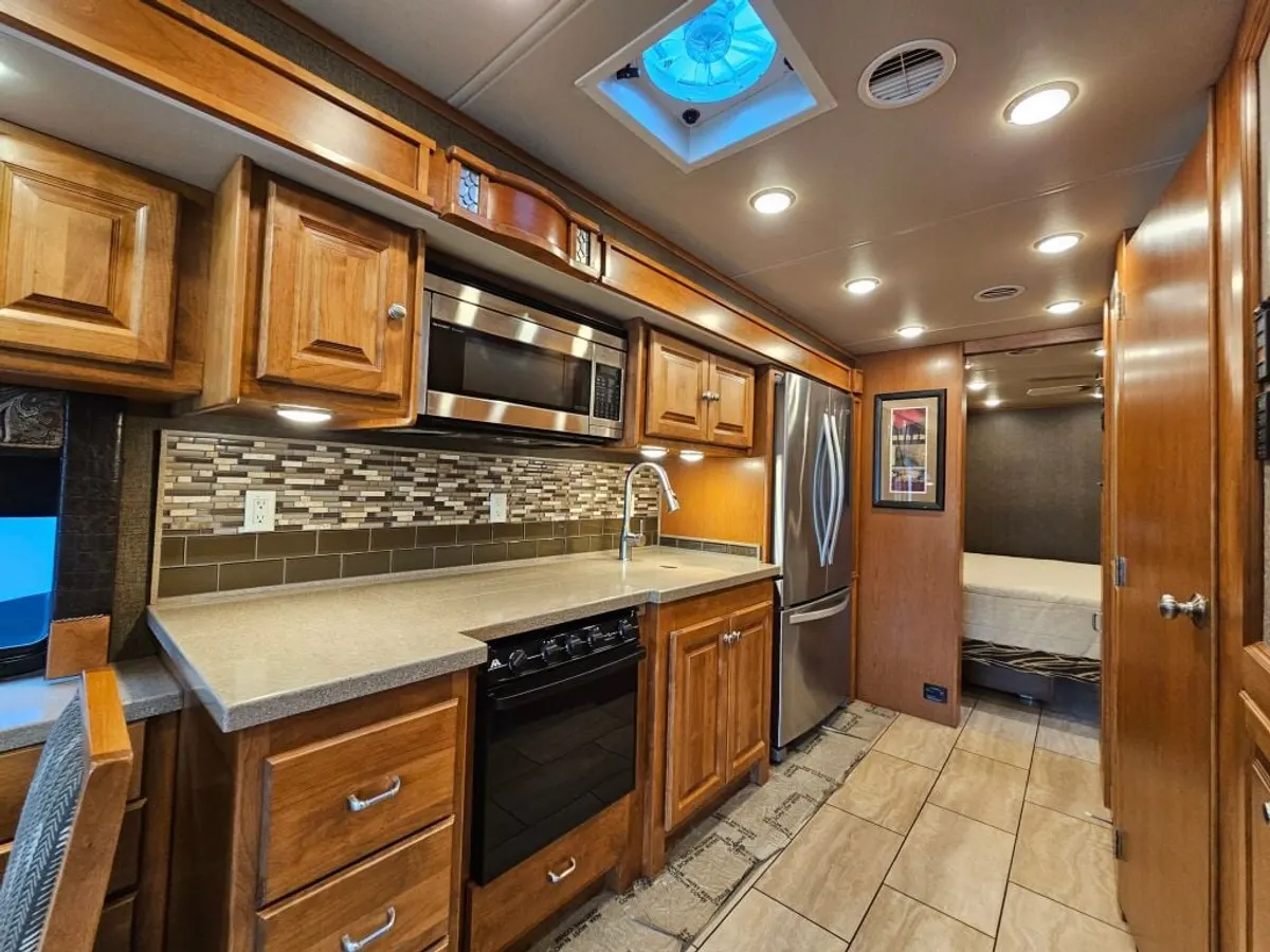 2017 Tiffin Motorhomes Allegro, photo 21 of 24