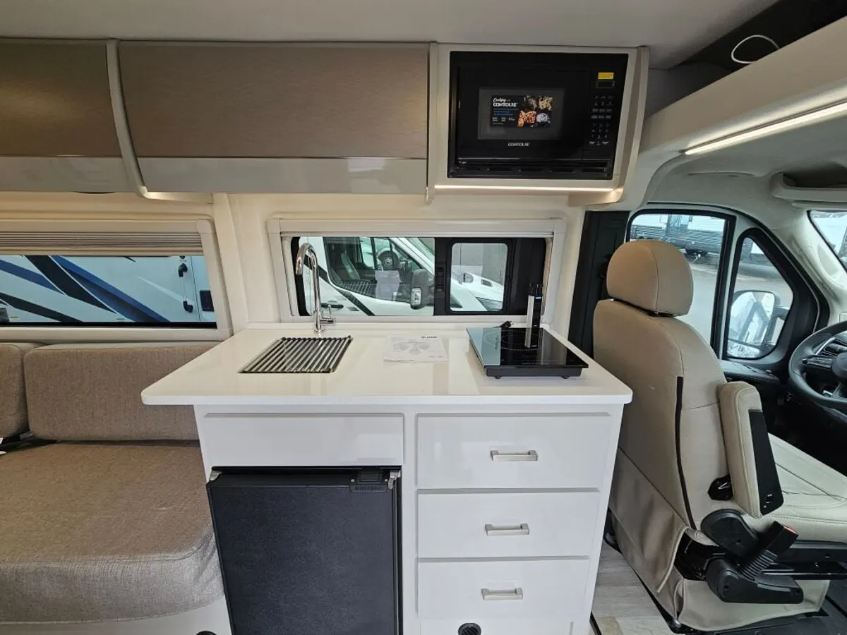 2027 Thor Motor Coach Sequence, photo 20 of 24